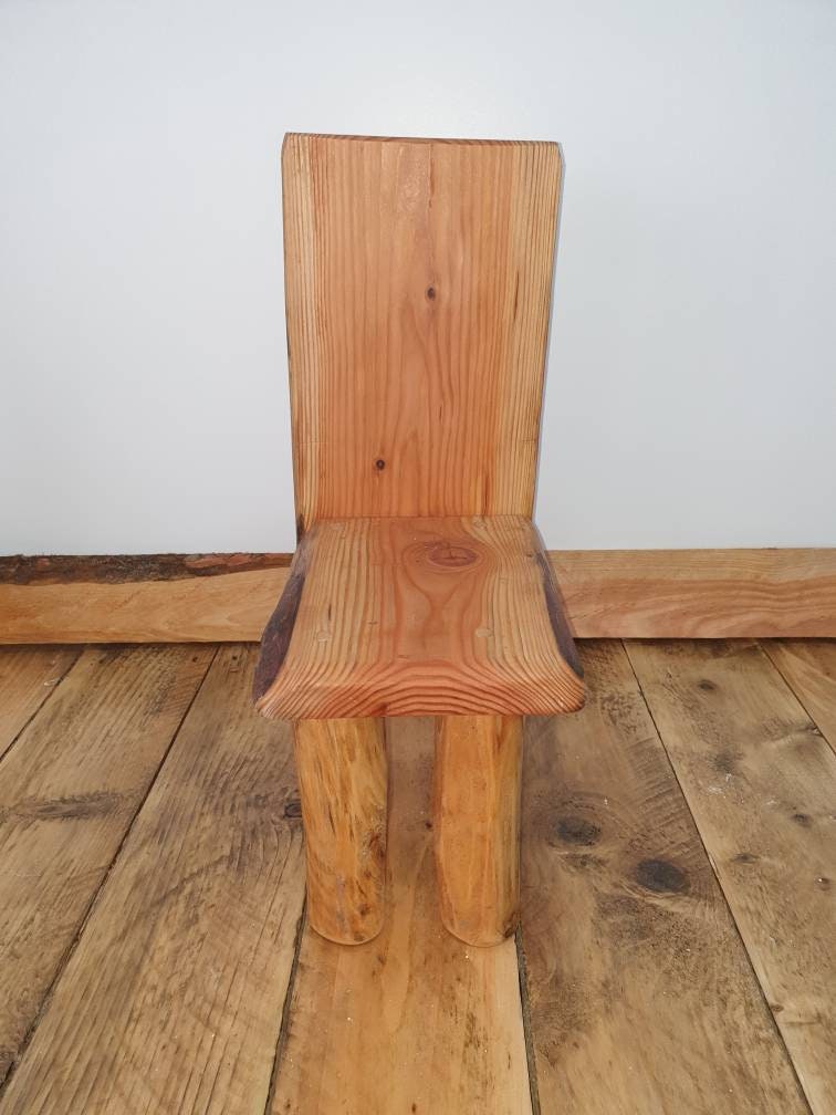 A front view of a kids throne