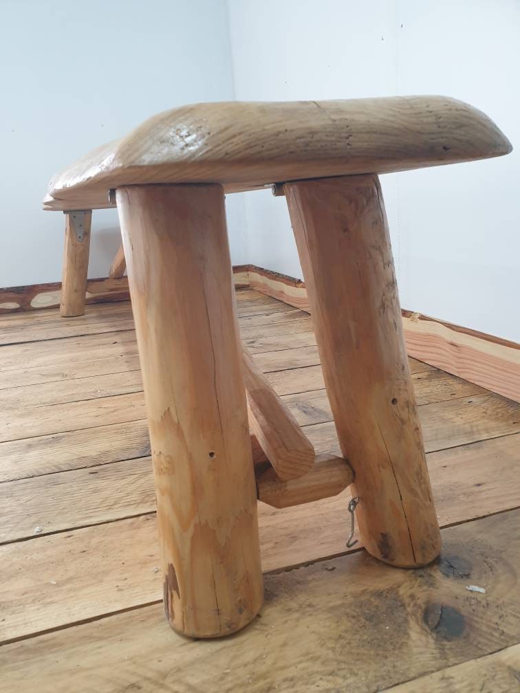 a side view of the legs of a folding garden bench