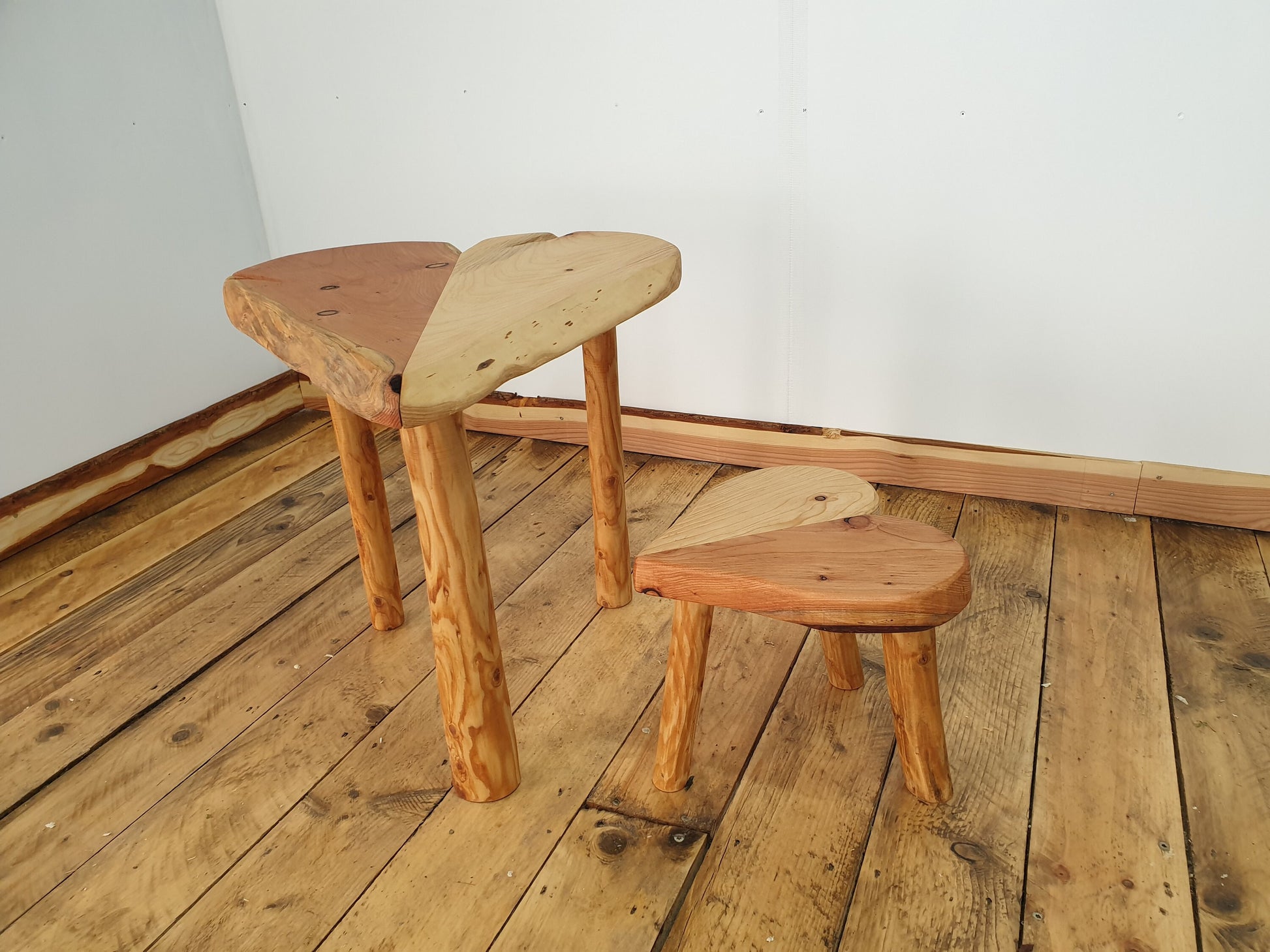 A photo from the right side aspect to show the height difference between the table and the stool.