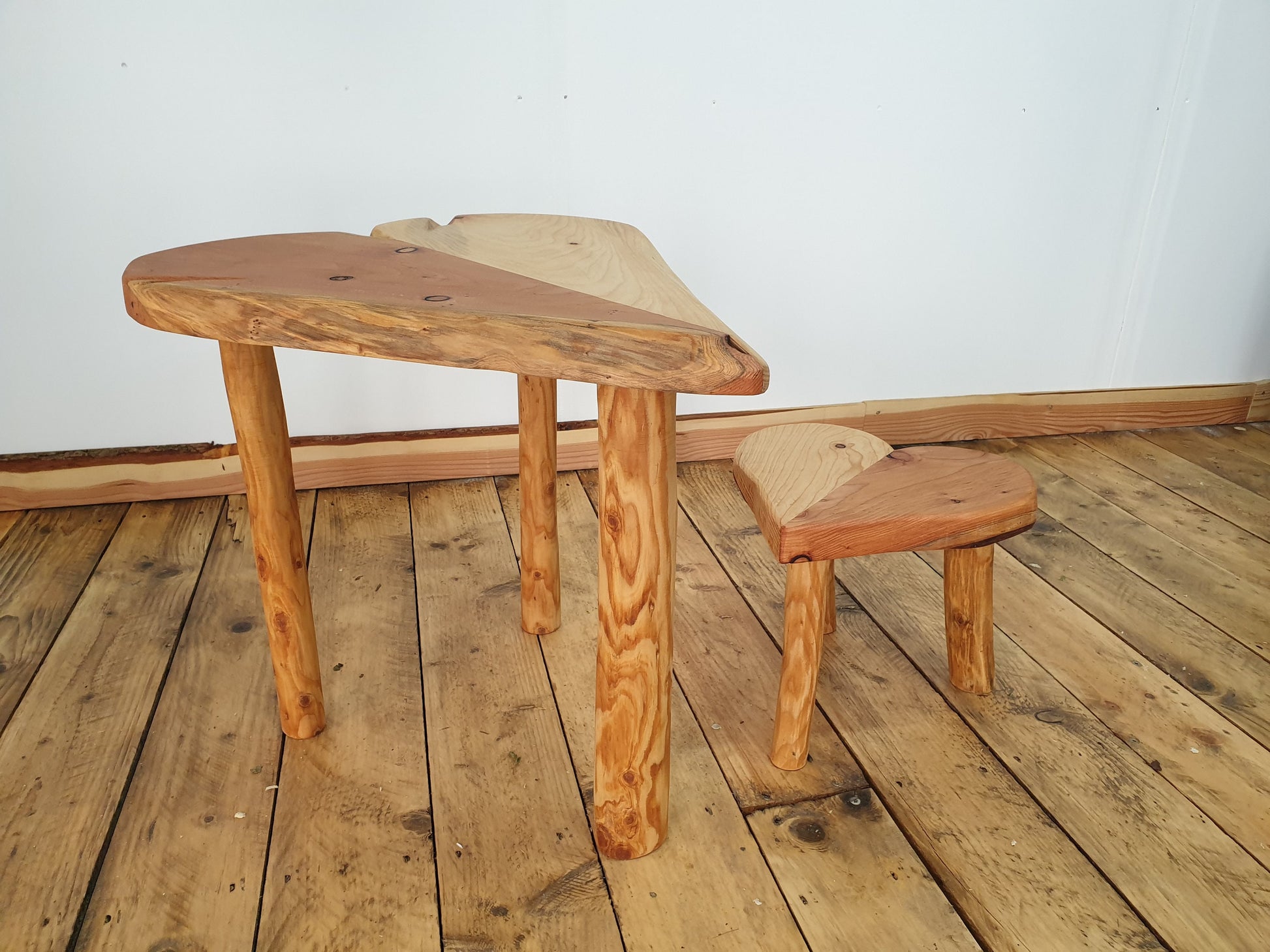 A photo from the left side aspect showing the grain definition in the legs.