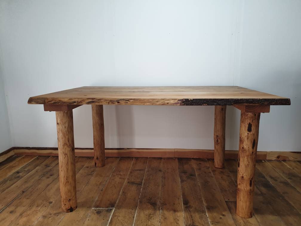 a side view of the table that show the thickness of the boards making up the table top