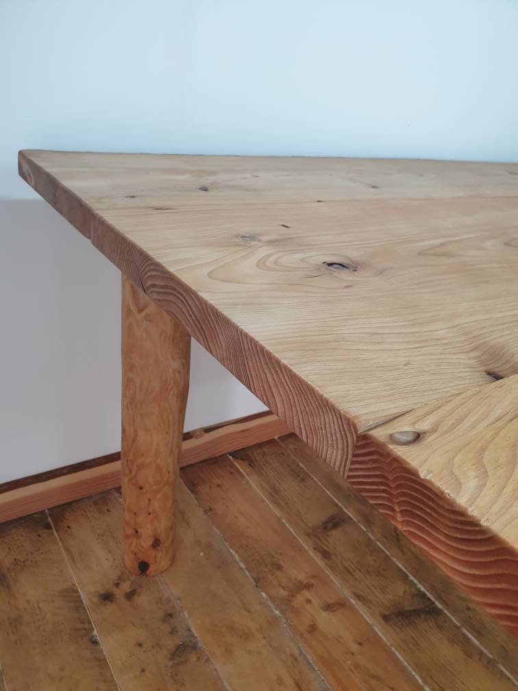 a close up of the end grain of a wooden tabletop